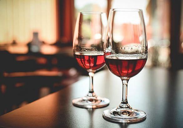 摇晃的红酒杯是哪首歌