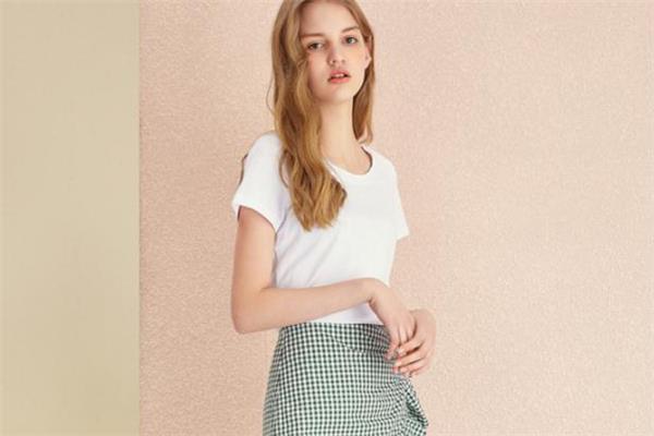 白色衣服上的口红印怎么洗掉 口红弄到白色衣服怎么洗