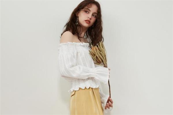 白色衣服上的口红印怎么洗掉 口红弄到白色衣服怎么洗