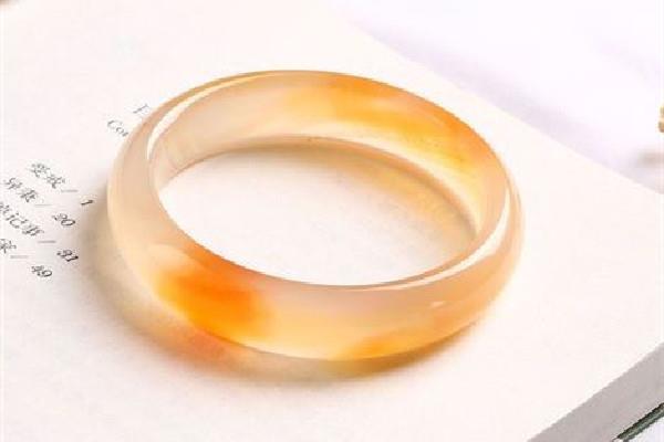 玉髓手镯要天天泡水吗 玉髓手镯泡水泡多久