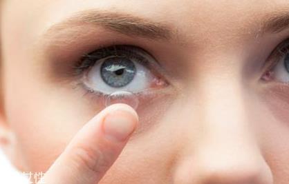 美瞳日抛在一天之内可以重复戴吗 度数和戴隐形眼镜没有关系