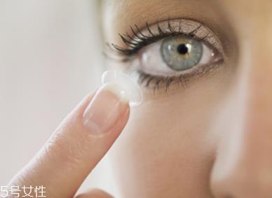 美瞳日抛在一天之内可以重复戴吗 度数和戴隐形眼镜没有关系