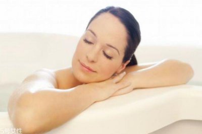 ​如何消除背部的痘痘 4招让你告别背上的痘痘