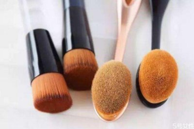 ​粉底刷真的比美妆蛋好用吗 天天用粉底刷会伤皮肤吗