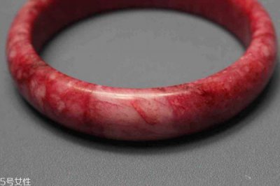 ​鸡血石手镯多少钱 价格区间很大