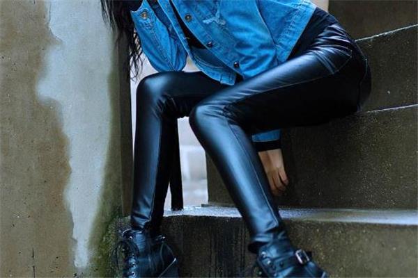 皮裤上有油漆怎么清除 巧妙使用清凉油