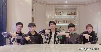 ​WE冠军阵容重聚！若风晒合照火了，EDG明凯意外出镜