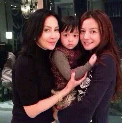 赵薇晒女儿小四月新照片，大眼萌娃已长大成为美人胚子了！