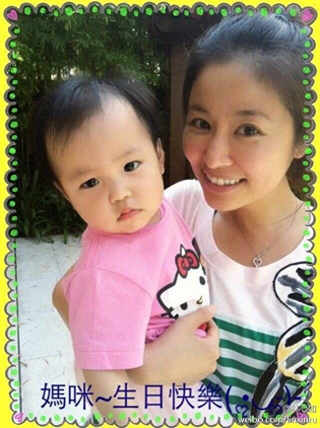 赵薇晒女儿小四月新照片，大眼萌娃已长大成为美人胚子了！