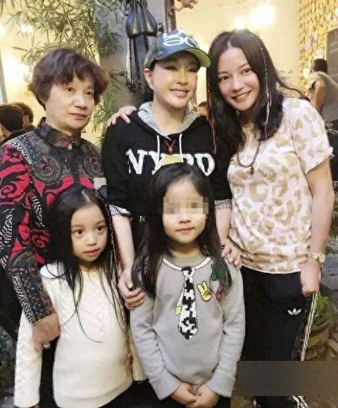 赵薇晒女儿小四月新照片，大眼萌娃已长大成为美人胚子了！