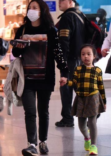 赵薇晒女儿小四月新照片，大眼萌娃已长大成为美人胚子了！