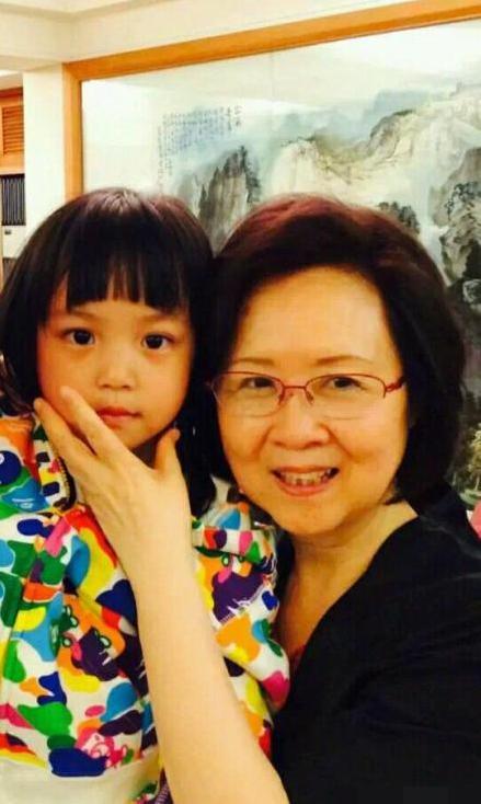 赵薇晒女儿小四月新照片，大眼萌娃已长大成为美人胚子了！