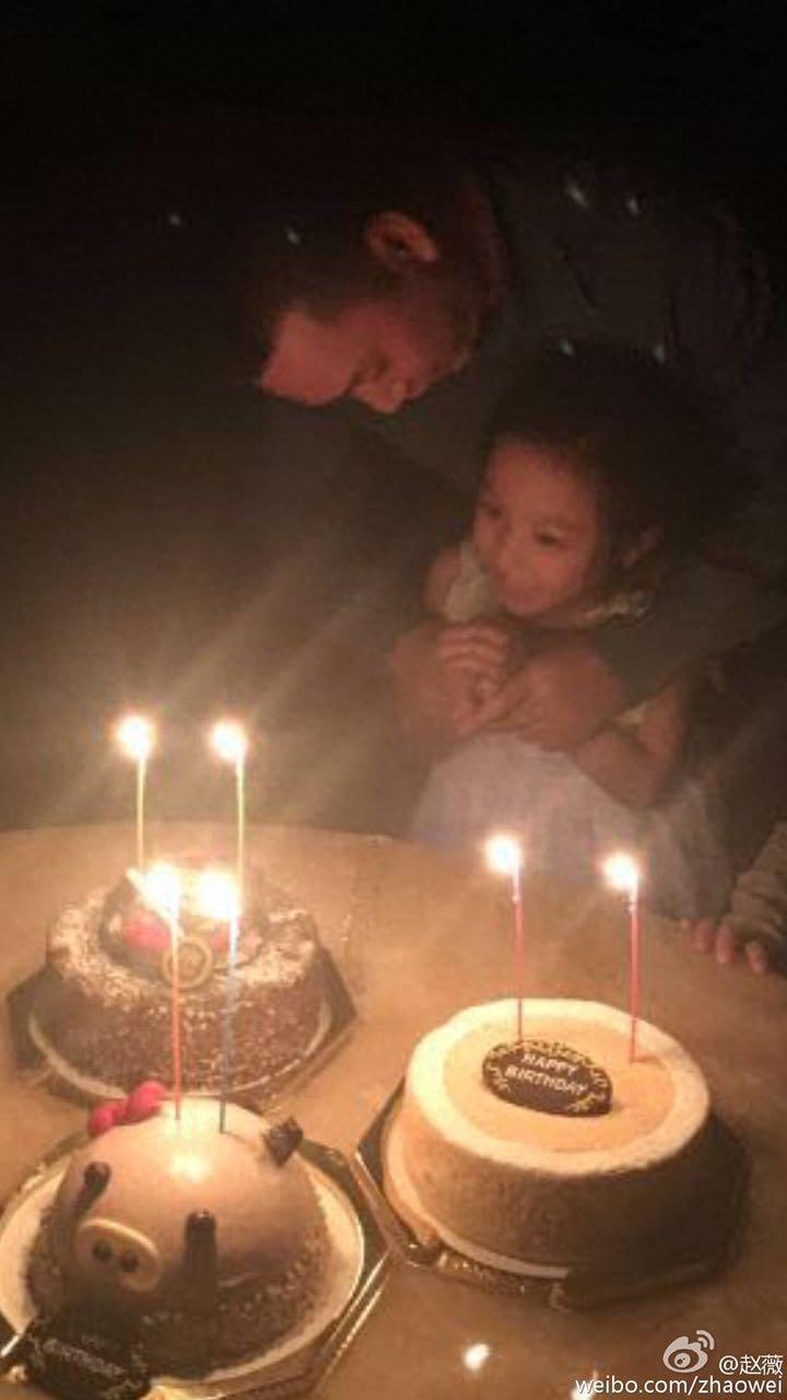 赵薇晒女儿小四月新照片，大眼萌娃已长大成为美人胚子了！