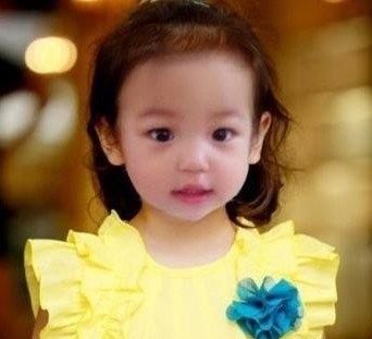 赵薇晒女儿小四月新照片，大眼萌娃已长大成为美人胚子了！