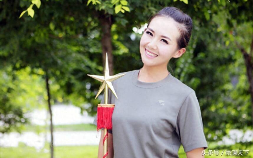 中国美女军官，看看漂亮吗？