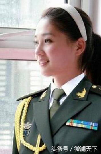 中国美女军官，看看漂亮吗？