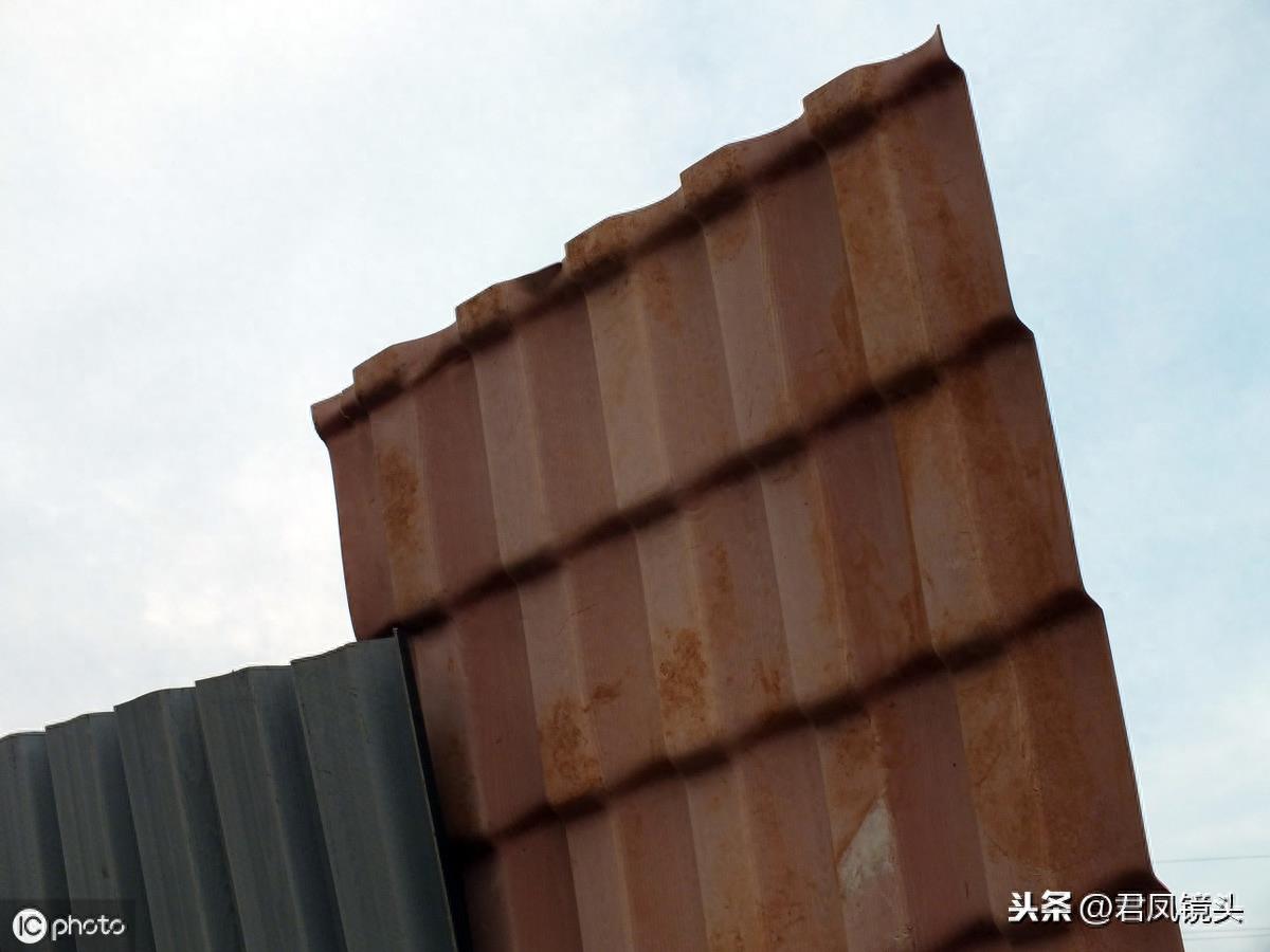 湖北宜昌：商家售卖秸秆纤维瓦 售价58-78元/m2 秸秆变废为宝