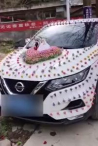 ​用1314根棒棒糖装饰婚车，新娘还没下车就被抢完了，网友：新娘还在就行