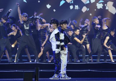 ​可乐兄弟亮相中国小童星演唱会 高颜值实力圈粉