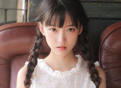 ​女子和闺蜜去野餐，丈夫在众目睽睽之下喂闺蜜，闺蜜张嘴就接