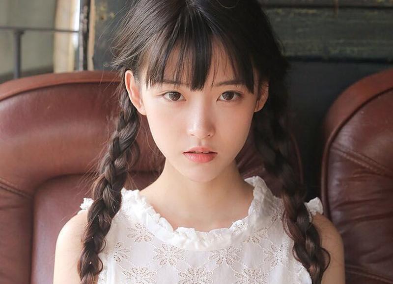 女子和闺蜜去野餐，丈夫在众目睽睽之下喂闺蜜，闺蜜张嘴就接