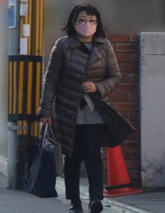 ​63岁山口百惠近照曝光，上街买菜圆润显富态，美貌褪去仍光彩照人