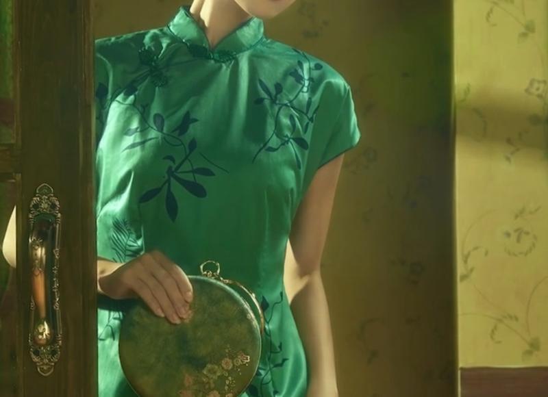 妻子拿着行李要离家，丈夫百般挽留，妻子刚走出家门他就哈哈大笑