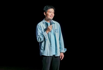 ​封面会客厅｜“坐在角落的”脱口秀演员梁海源：和自己对话，跟随内心的步调去