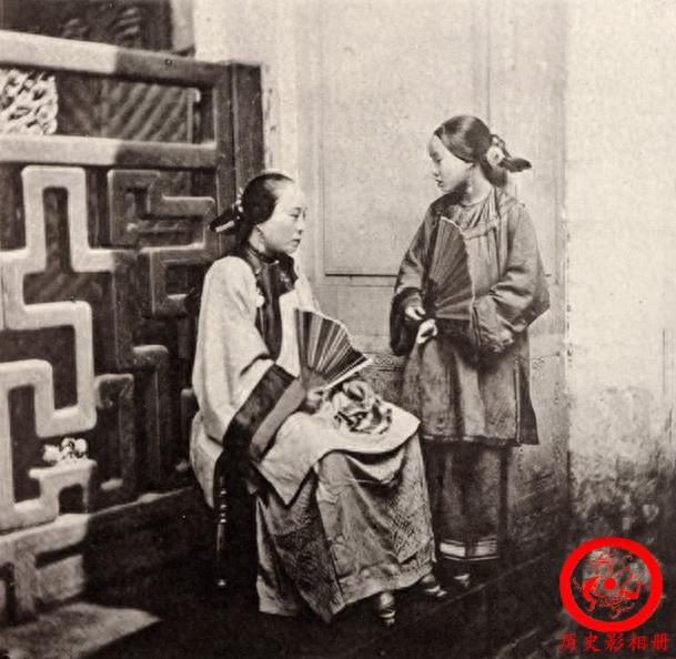 清末三寸金莲老照片：从小开始裹，痛苦不堪，图四是裹脚青楼女子