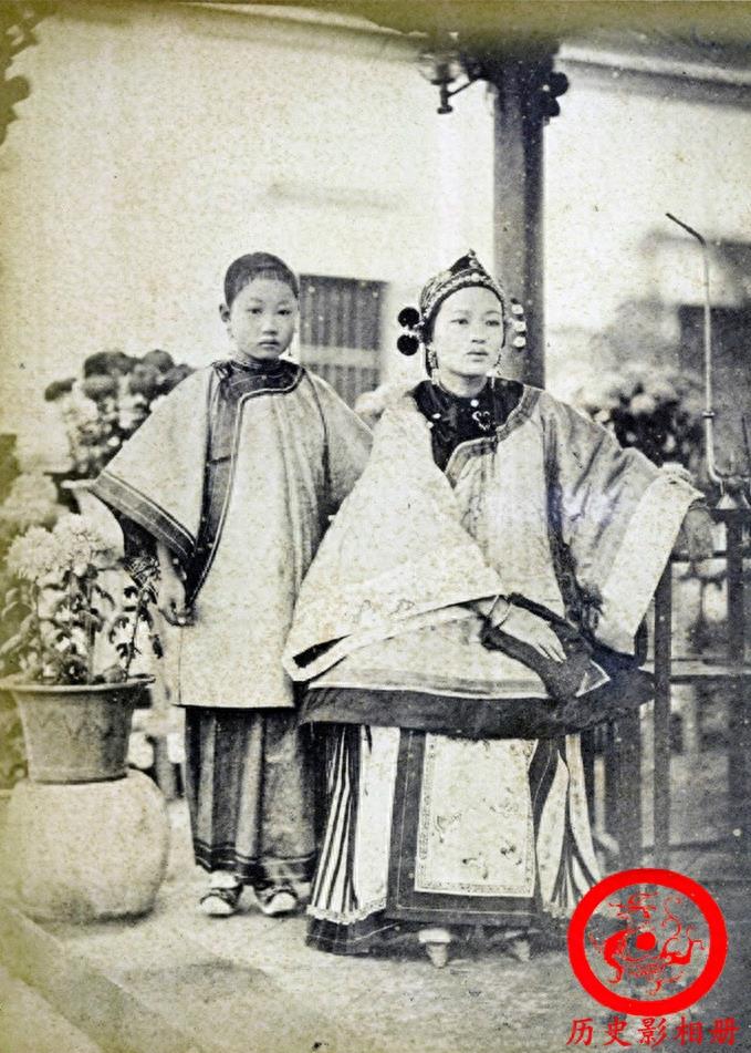 清末三寸金莲老照片：从小开始裹，痛苦不堪，图四是裹脚青楼女子