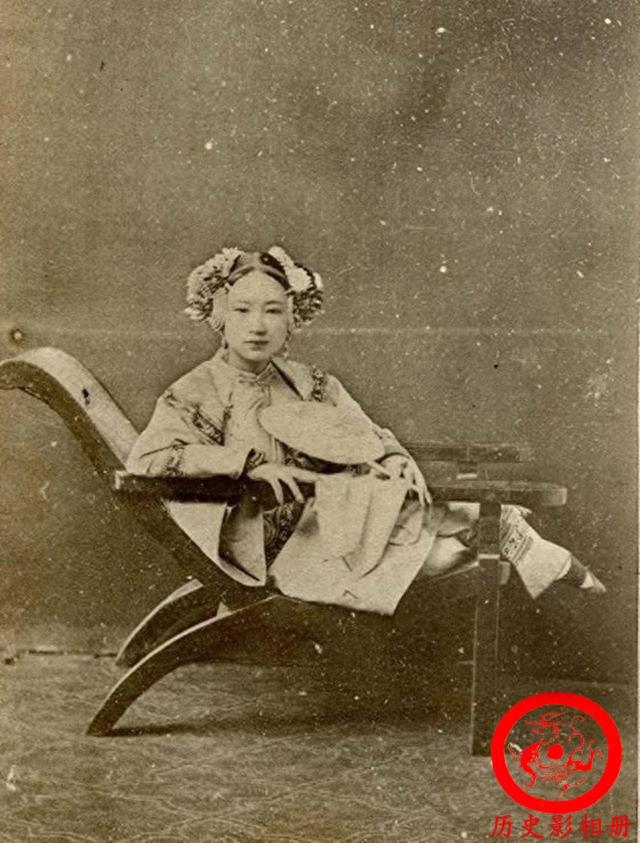清末三寸金莲老照片：从小开始裹，痛苦不堪，图四是裹脚青楼女子