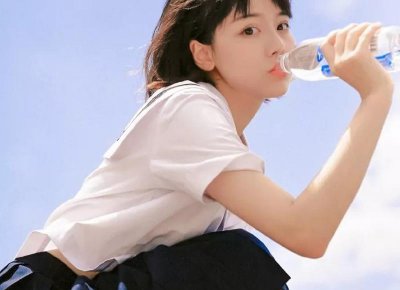 ​不适合谈恋爱的女生特征，一撩就上钩很不老实