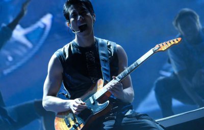 ​王力宏晒演唱会照片，穿蓝色皮衣弹钢琴，型男也能穿泡泡袖