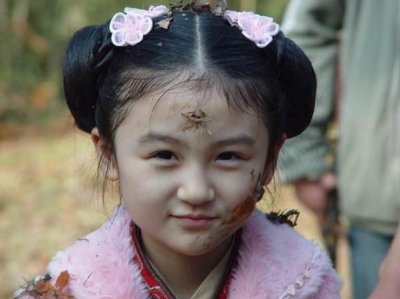 ​林妙可近况曝光！小圆脸大眼睛颜值比以前好看，身高比例却没救了