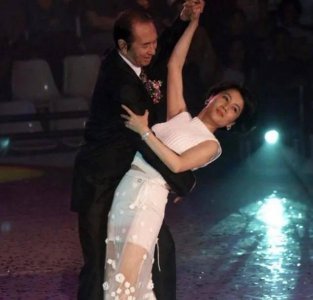 ​赌王四太超豪放！曾穿吊带裙当街亲吻赌王秀恩爱，表情娇羞似少女