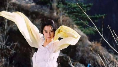 ​43岁金喜善近照曝光！一袭西装美得像女总裁，高糊图都挡不住美貌