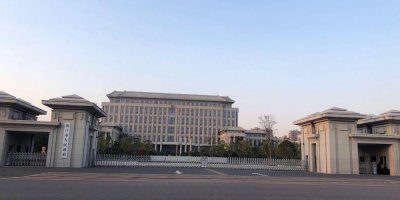 ​同一个市的市委书记和市长谁的官儿大？