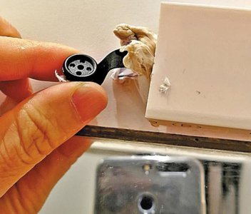 ​优衣库试衣间发现针孔摄像头！反偷拍，不能仅仅告诉女性要小心