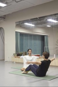 ​金刚舞蹈创始人王诗意，气质突出身材好，离不开形体训练