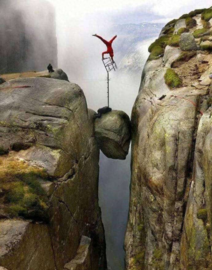 两山夹一石  脚下万丈渊