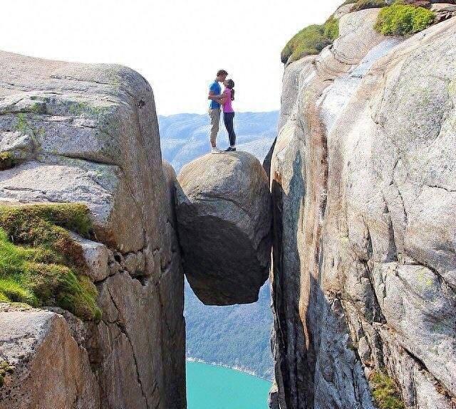 两山夹一石  脚下万丈渊