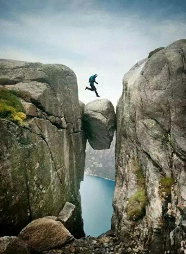 两山夹一石  脚下万丈渊