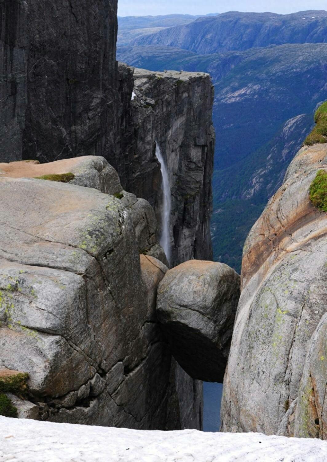 两山夹一石  脚下万丈渊