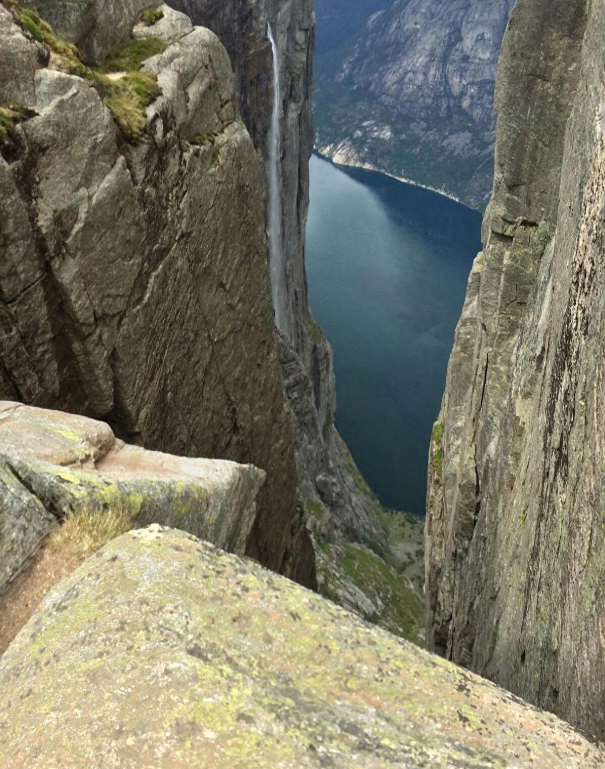 两山夹一石  脚下万丈渊