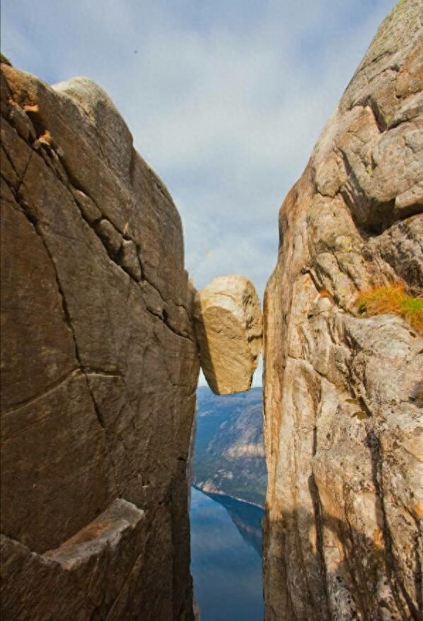 两山夹一石  脚下万丈渊