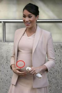 ​38岁梅根穿紧身衣，慢镜头发现肚中宝宝小动作：给妈妈甜蜜一脚