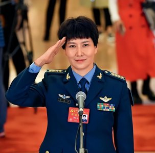 ​女飞行员刘文力：33岁患乳腺癌，术后5个月归队，15年后成女将军