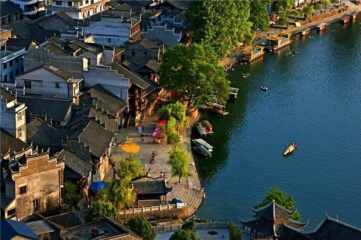 夏天最适合旅游的地方（12个夏天最值得去的地方推荐）-