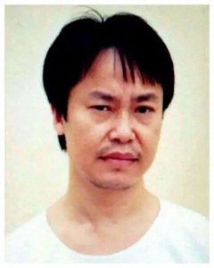 ​张子强被枪决后，张母穿粉色外衣接受采访，说了四个字：嗜赌如命