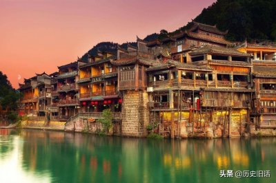 ​经典传统建筑民居：依山而建且通风防潮极好的湘西吊脚楼